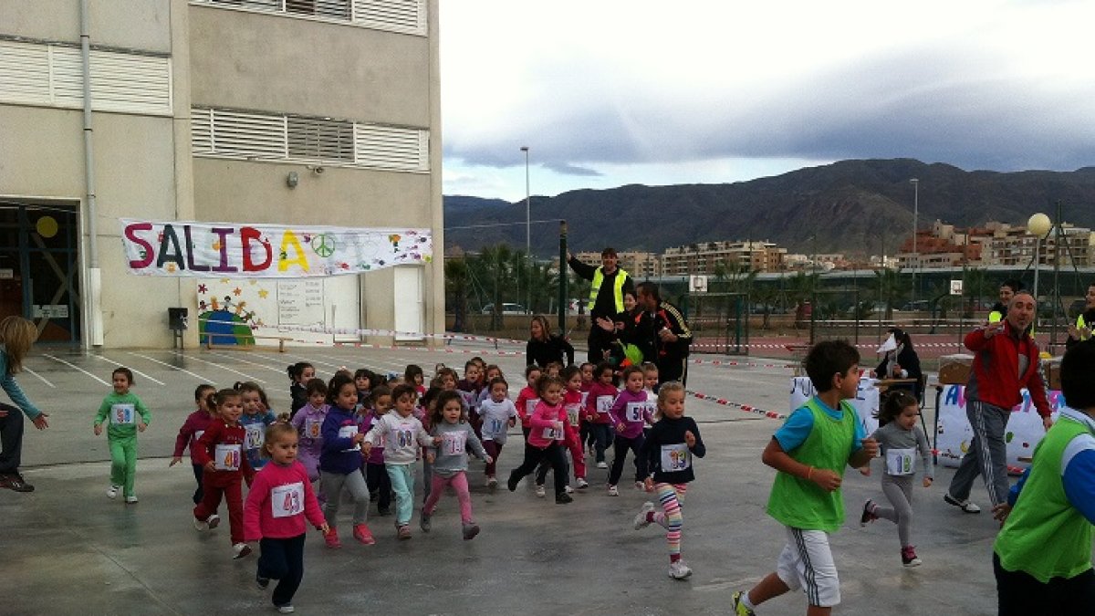 Instantes después de empezar la carrera, realizando un gran esfuerzo y dándolo todo por un mundo en paz.