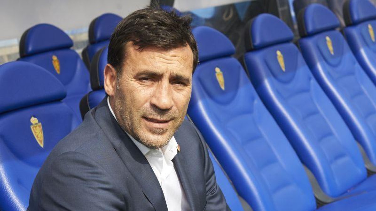 Agné en el banquillo de La Romareda.