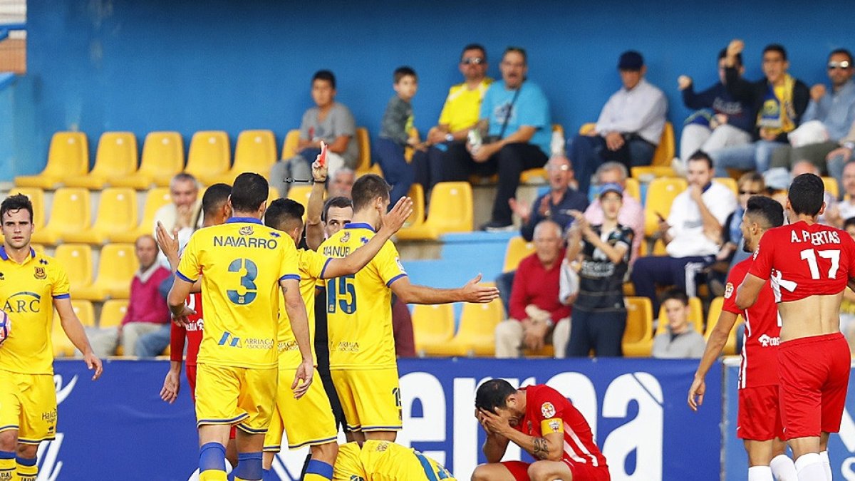 Vélez tras la expulsión en Alcorcón.