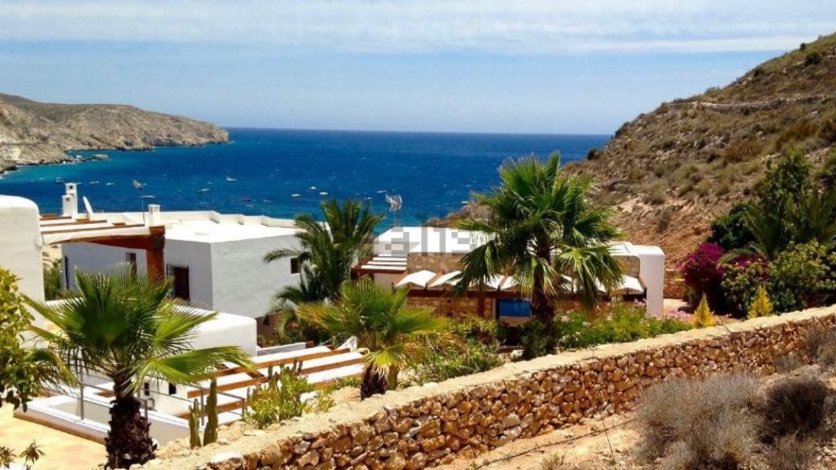 La propiedad cuenta con 570 metros de arquitectura mediterrránea frente a la costa de Níjar.