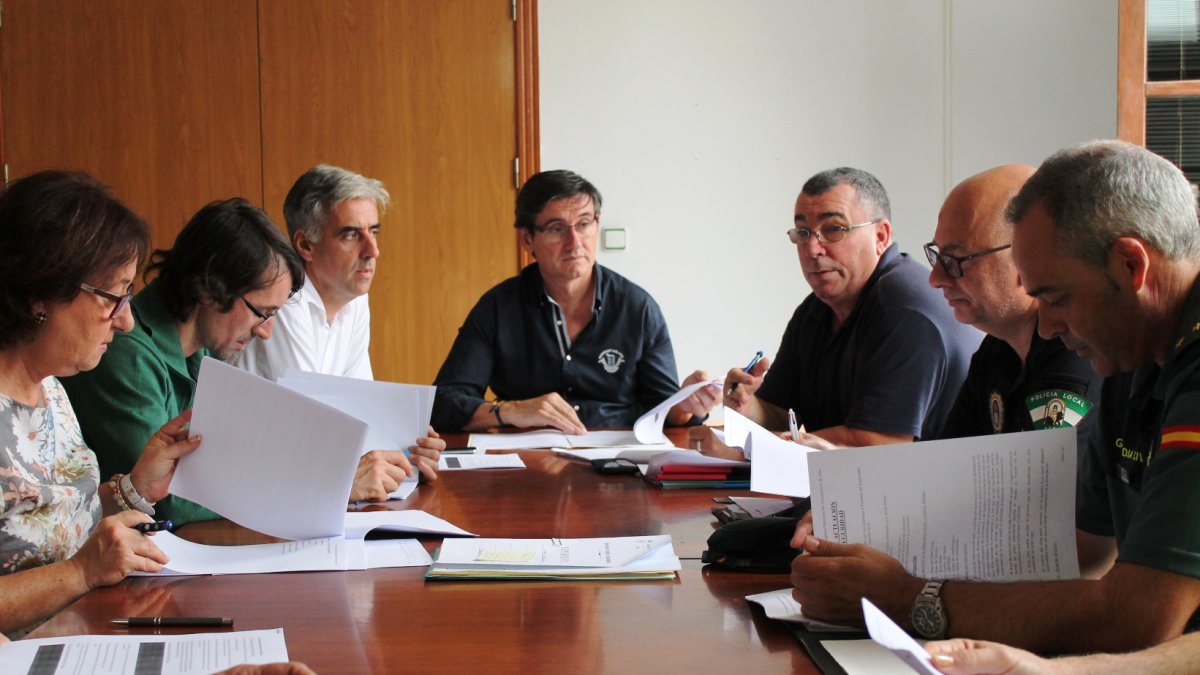 La reunión, presidida por el alcalde, se ha celebrado en el Ayutamiento de Adra.