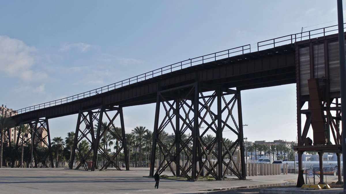 Imagen del Cable Inglés, el antiguo embarcadero de mineral de playa de Almadrabillas