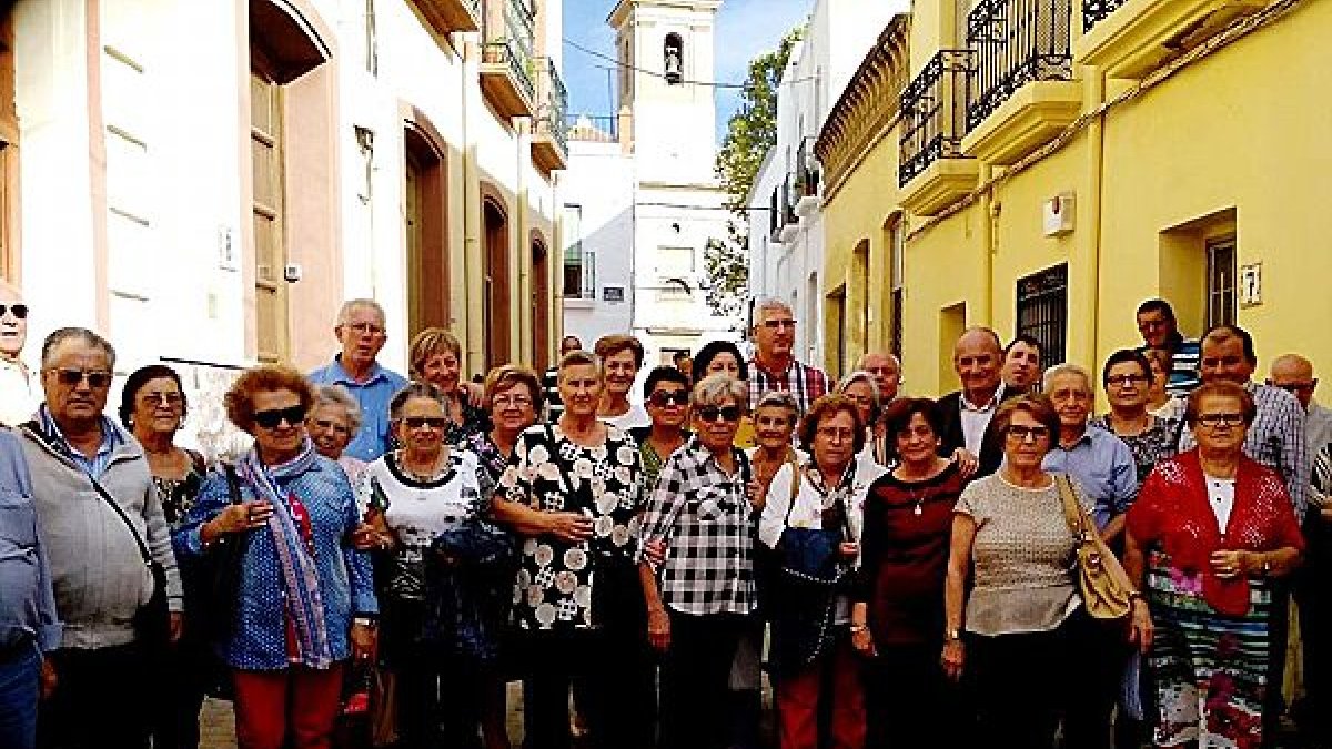 Parte del centenar de vecinos que participaron en la excursión.