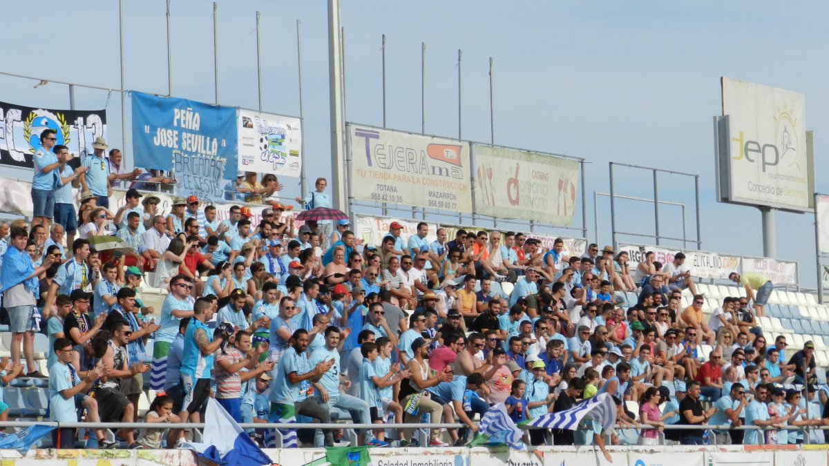Afición celeste apoyando al equipo en Lorca.