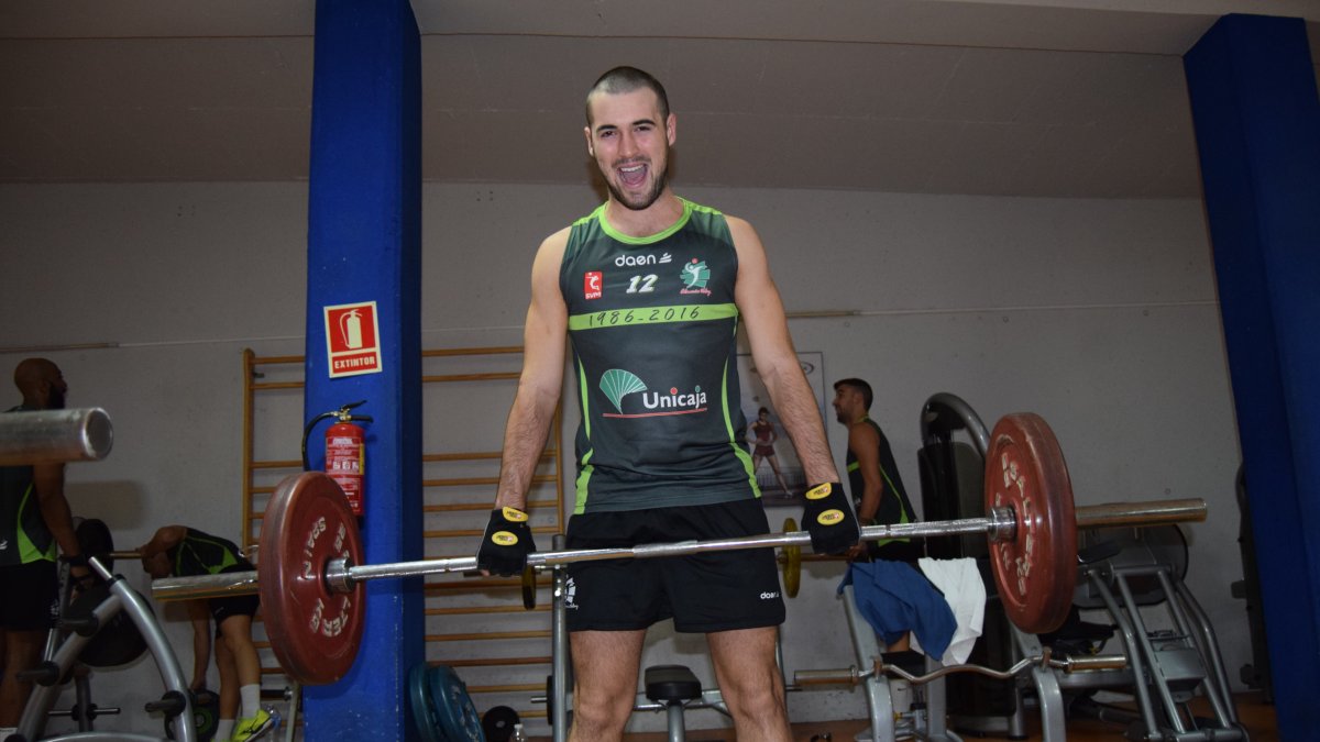 Antonio Casimiro con pesas.