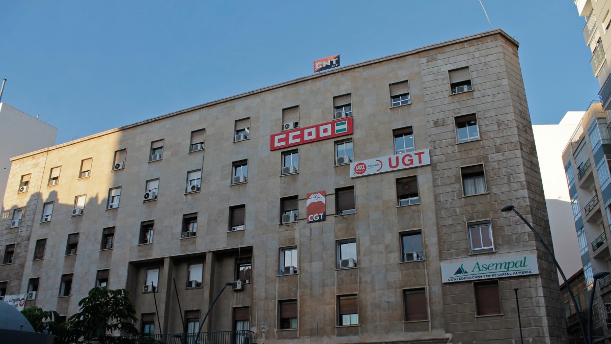 El edificio  central de sindicatos fue proyectado por Antonio Góngora en 1952.