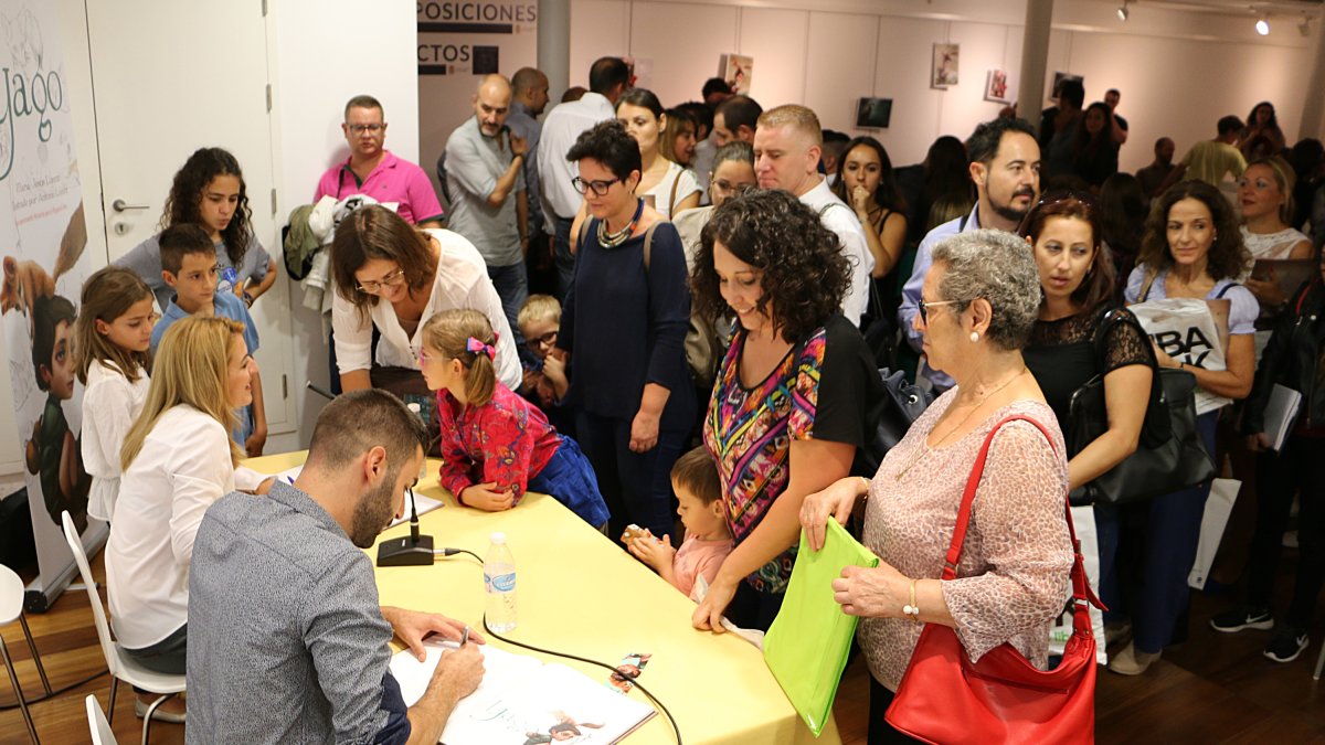 María Jesús y Antonio Lorente firmando ejemplares de ‘Yago’ a la gran cantidad de asistentes que se dieron cita el sábado en el Museo de la Guitarra.