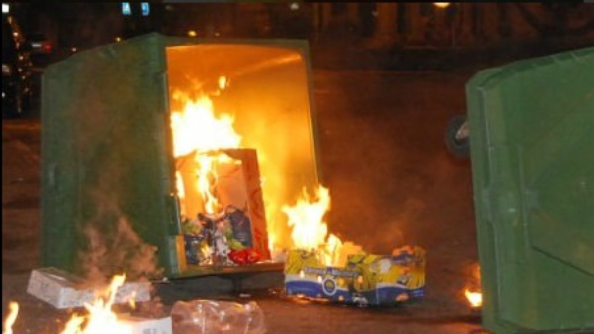 Contenedor ardiendo en Alcalde Muñoz del Twitter de Policía Local