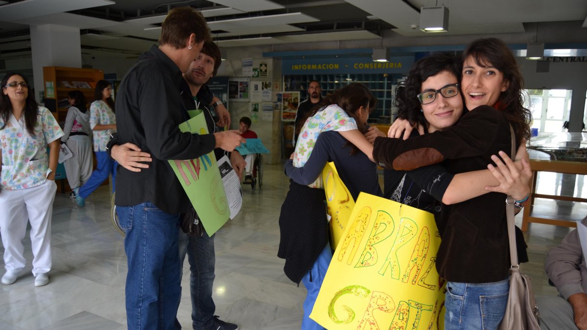 Abrazos en la UAL a cargo de profesionales del CerNep.