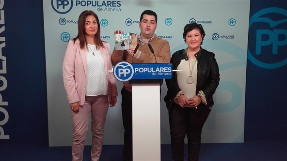 Rueda de prensa en la que el portavoz del PP, Juan Pedro Pérez, explicó la denuncia.