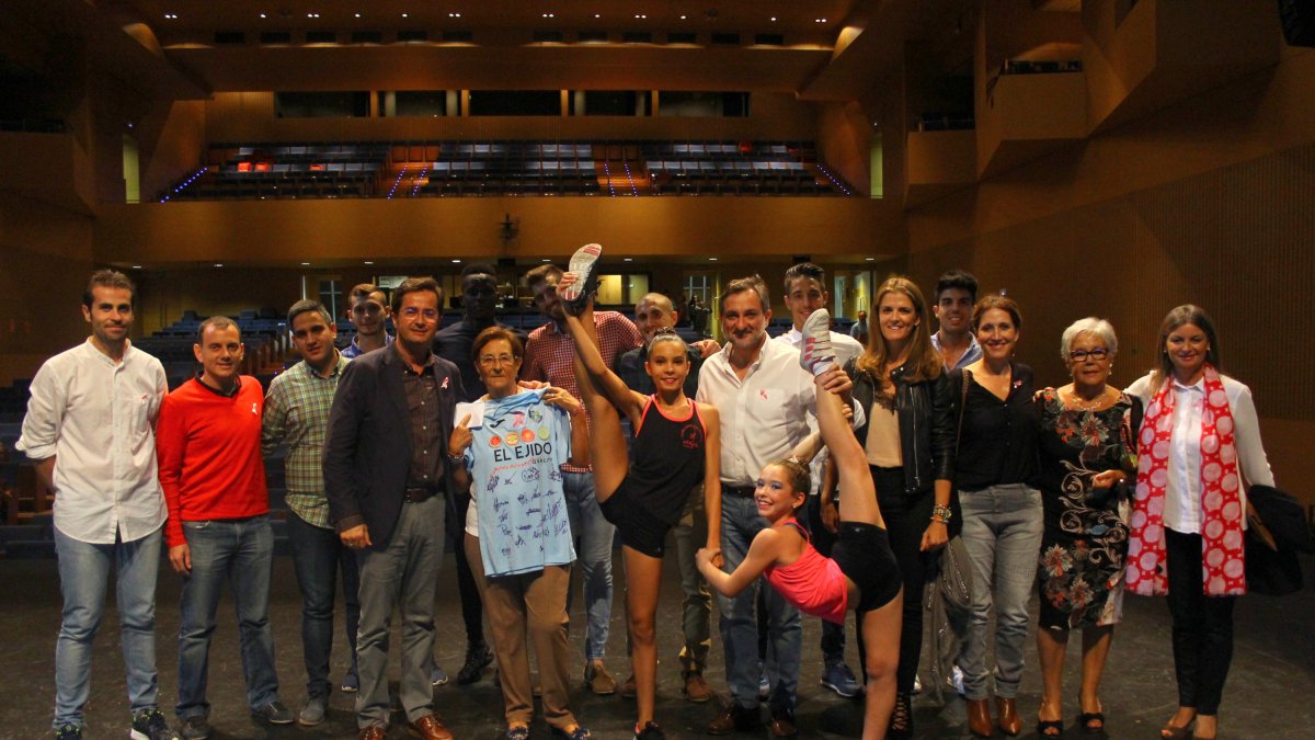 Algunos de los participantes en la gala benéfica contra el cáncer de mama.