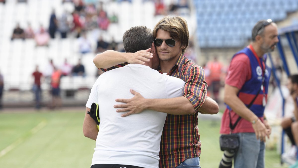 Duba se abraza al Maestro Férez.