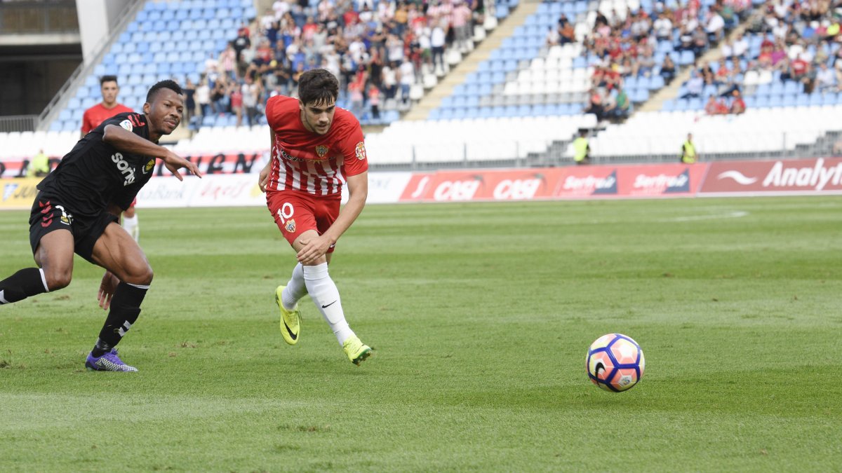 Pozo en una jugada del Almería-Nástic.
