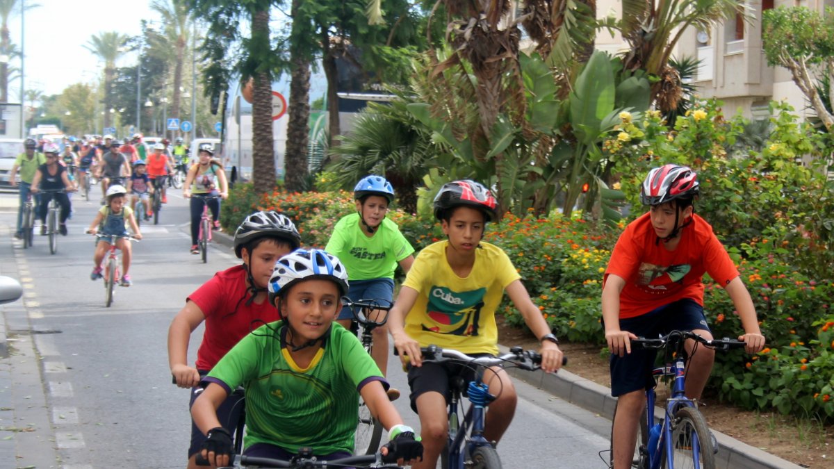 Algunos de los jóvenes participantes, ayer, en el Día de la Bicicleta.