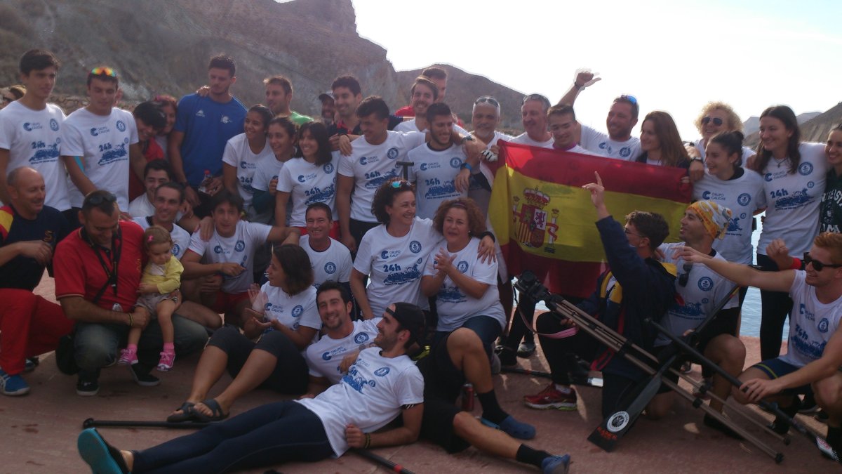 La alegría de los palistas tras el éxito hizo olvidar las largas horas de relevos en la madrugada, las contracturas y las obligadas visitas a la Cruz