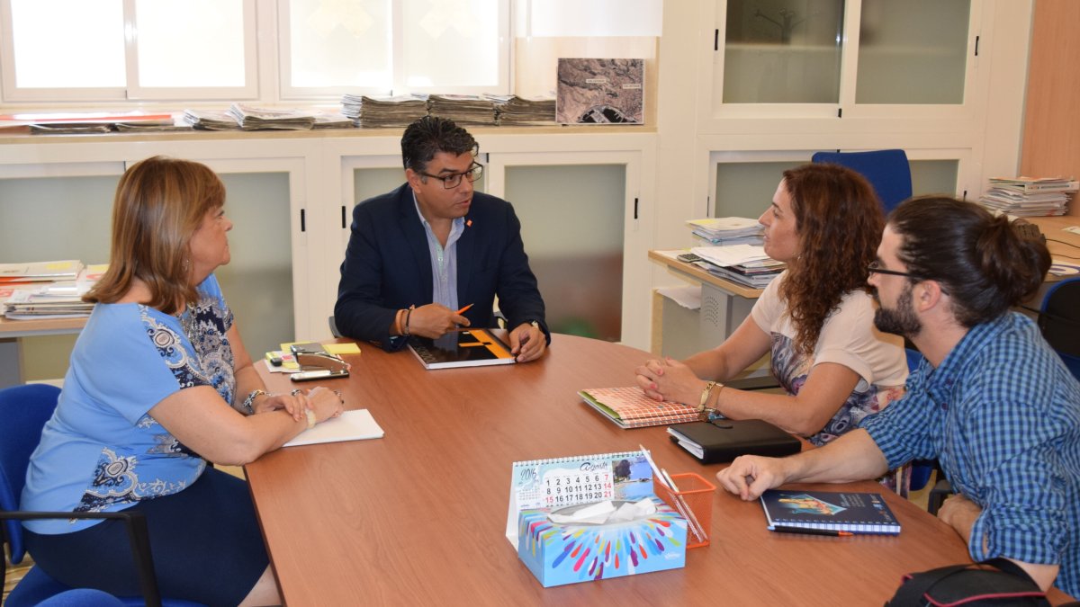 Los concejales de Ciudadanos, Mabel Hernández y Miguel Cazorla, junto a la presidenta de Proyecto Hombre Almería, Ana Mazón, y el responsable de Prev