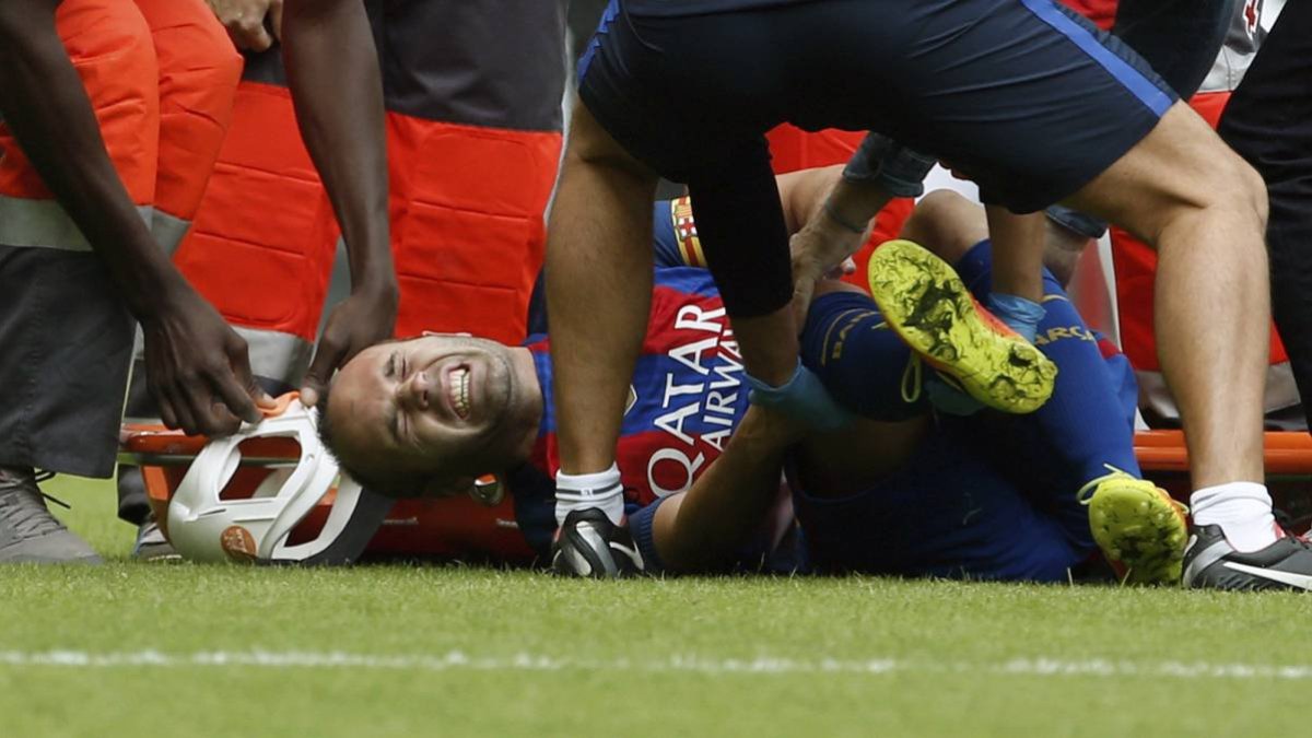 Iniesta sobre el césped de Mestalla.