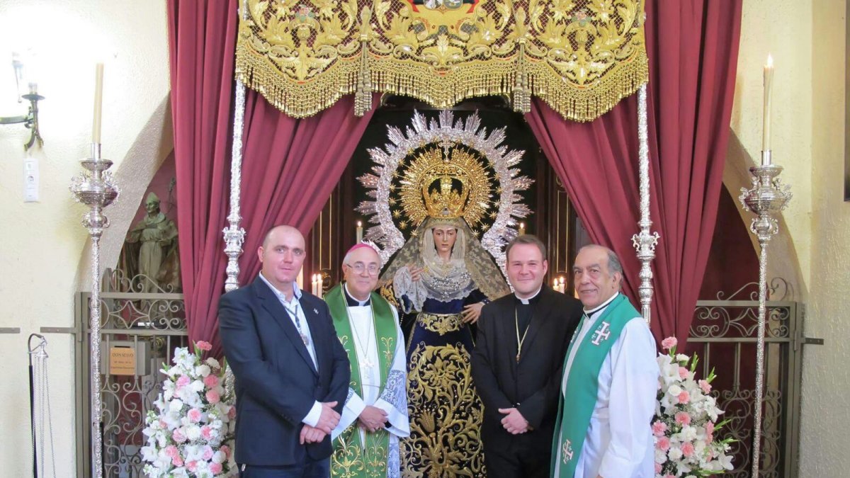 El obispo, Adolfo González Montes, los consiliarios de la Agrupación, José María Sánchez; y de la Hermandad de la Macarena, Antonio Romera; con el he