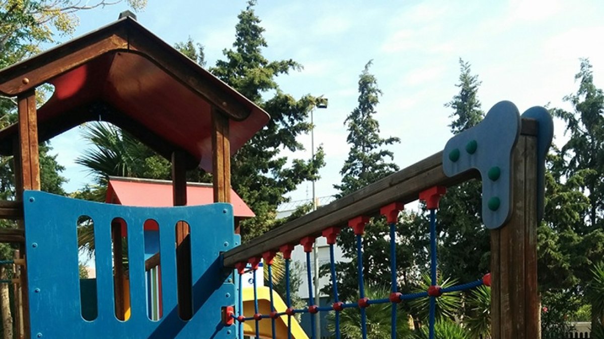 Instalaciones mejoradas en distintos parques infantiles de la localidad mediante el plan de remodelación.