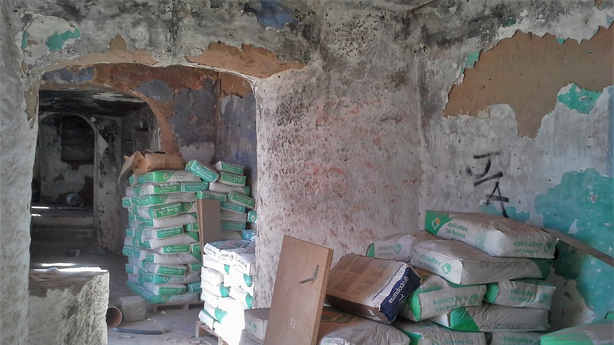 Interior de las cuevas con presencia de materiales de obra, basuras, maderas, bidones con restos de pintura, o restos de cerámicas mezclados con yeso