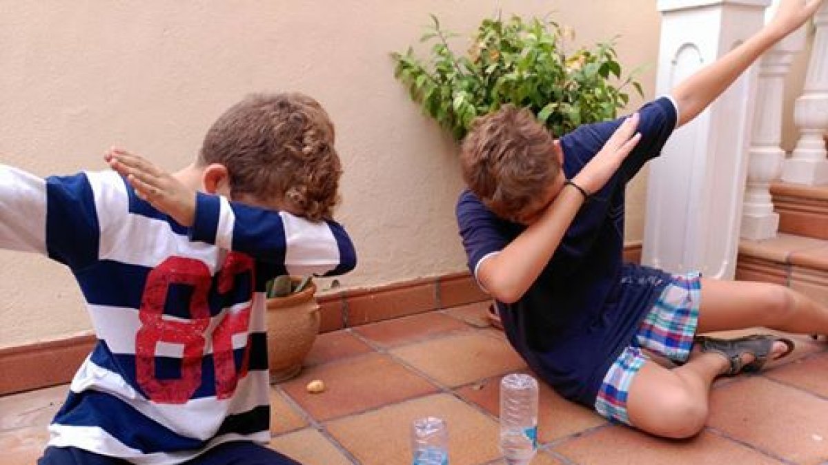 La botella Challengue o juego de la botella voladora la nueva moda que está arrasando entre los chavales