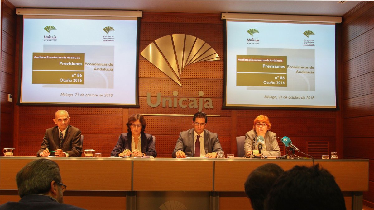 El informe de Previsiones de Unicaja toma el pulso a la actividad económica de la región.