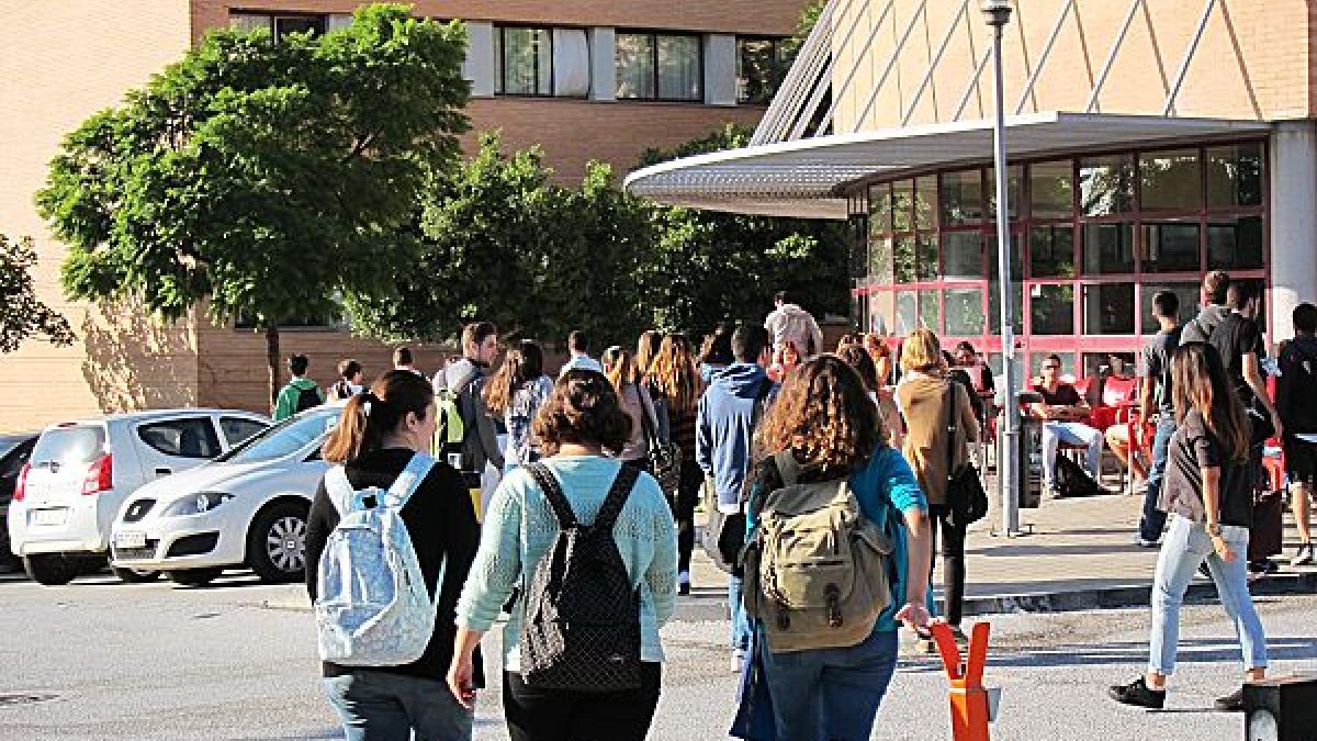 Estudiantes en el campus de la UAL.