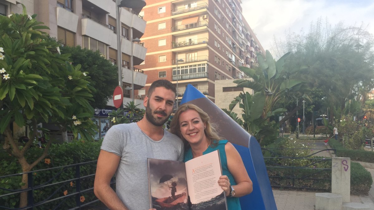 Los Lorente muestran el interior del libro. Al lado, la portada y una ilustración.