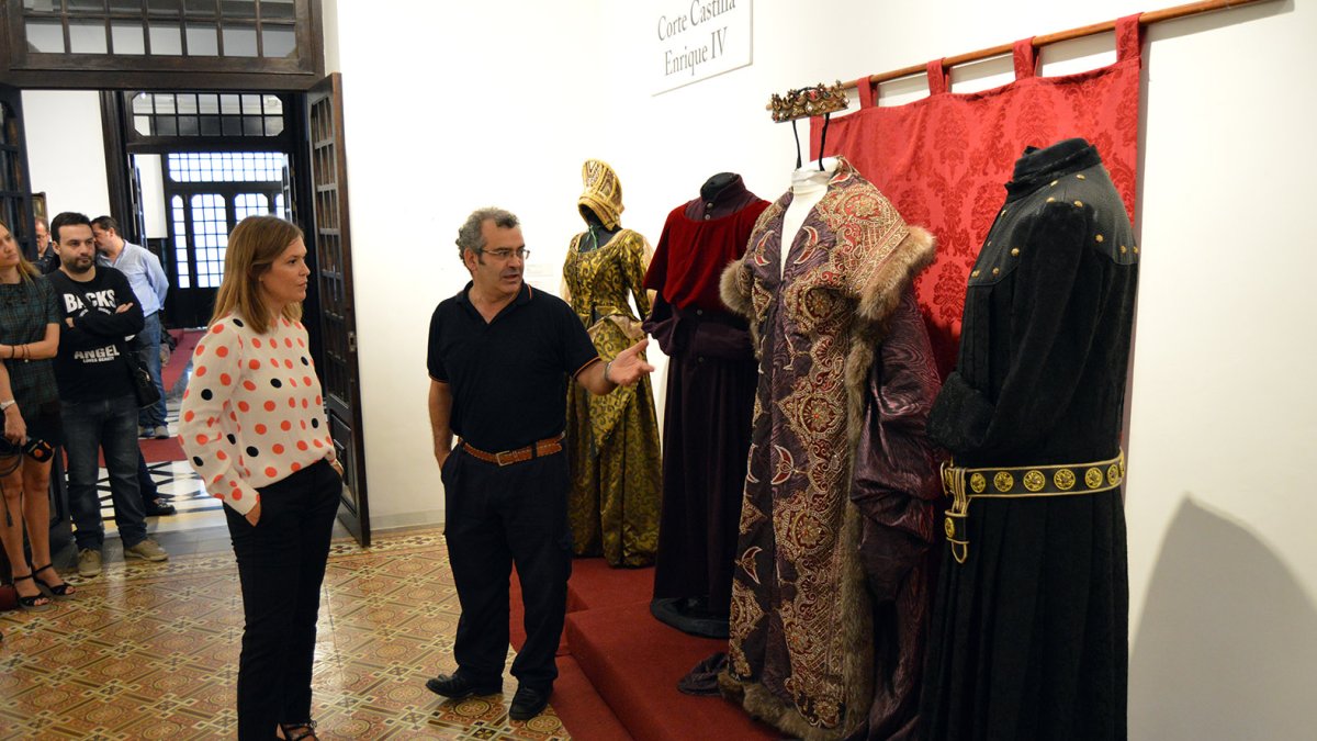 Manuel Sánchez, comisario de la muestra, durante la visita con Ana Martínez Labella.