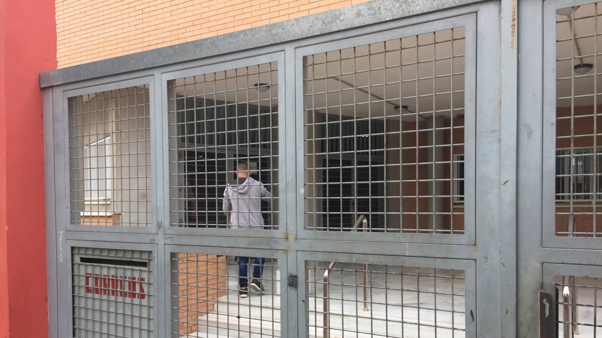 Acceso al Instituto Río Andarax ayer