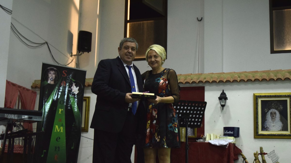 El hermano mayor de la Cofradía de El Parador, Antonio Rabaneda, hizo entrega de una distinción a la diputada nacional Eloisa Cabrera.