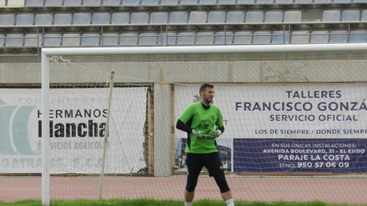 García en un entrenamiento con el CD El Ejido.