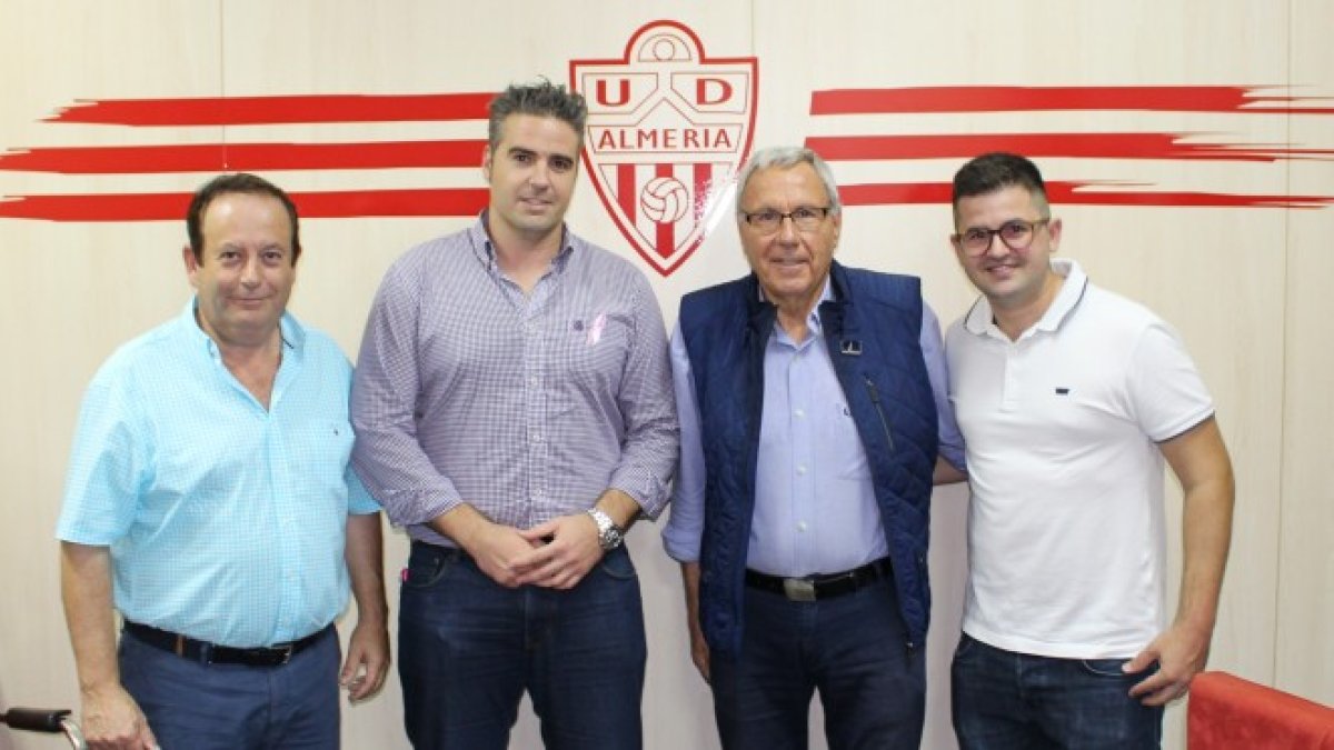 El alcalde y el concejal de Deportes de Viator, con los consejeros del club Onofre Díaz y Manuel García.