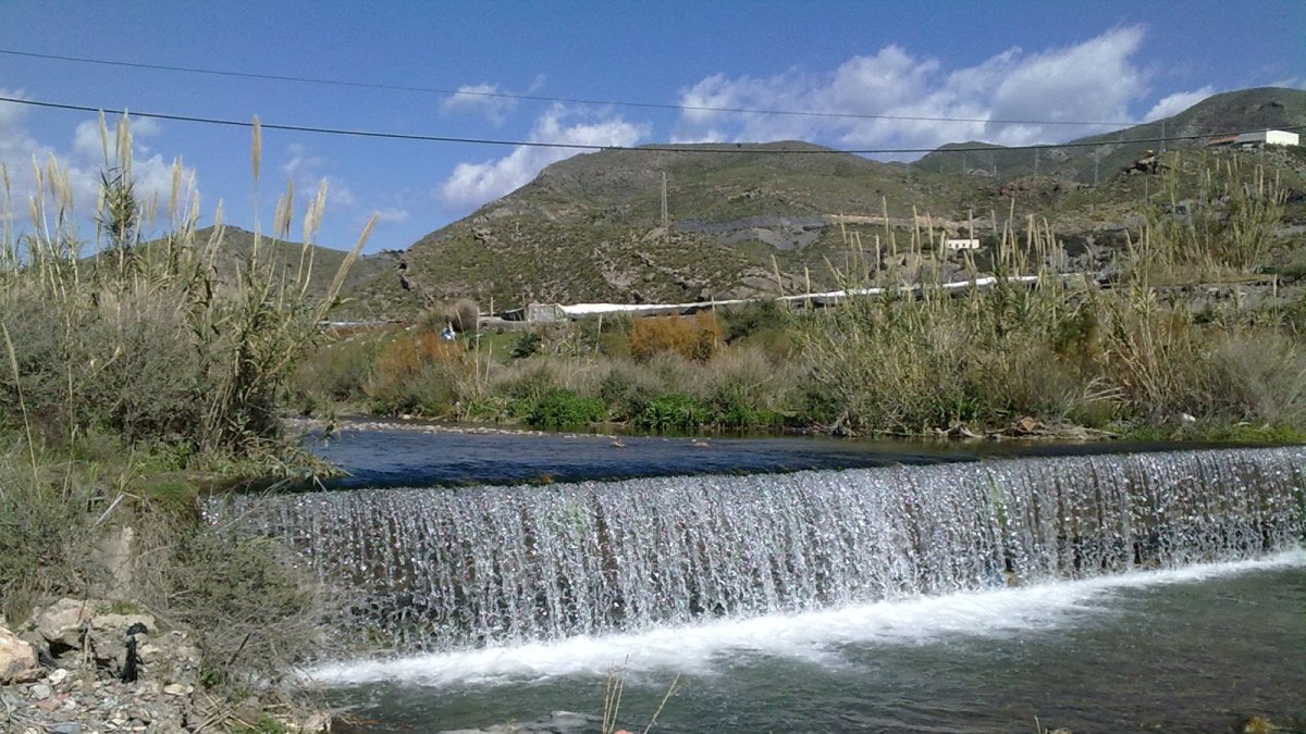 En la imagen, el río Adra en cuyo cauce se trabajará los dos próximos años para evitar desbordamientos.