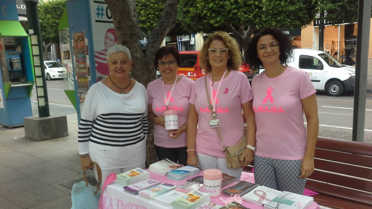 Imagen de una de las mesas informativas ubicadas en Almería