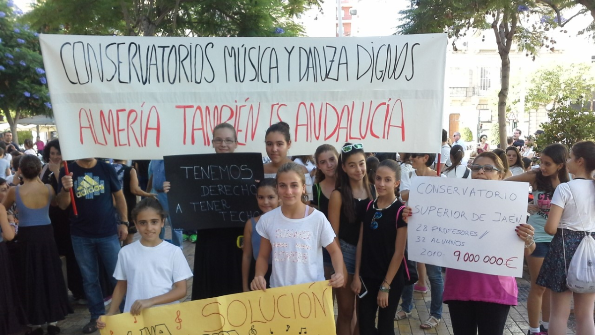 Protesta a favor de mejoras en los conservatorios en las calles de Almería.