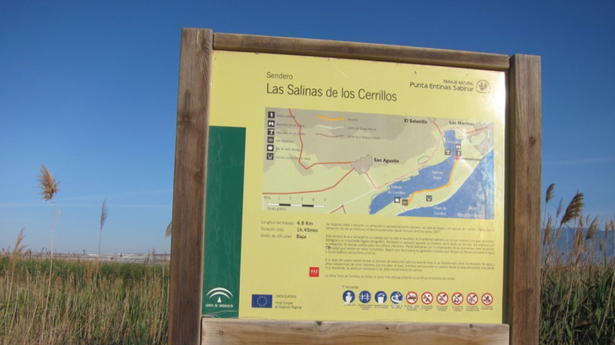 En la imagen, uno de los senderos del paraje natural Punta Entinas-Sabinar, alusivo al pasado salinero de la zona.