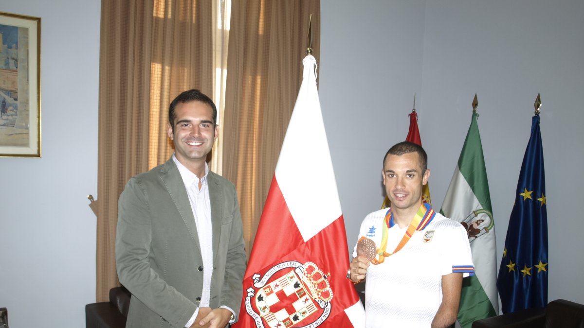 El alcalde de Almería con Jairo Ruiz.