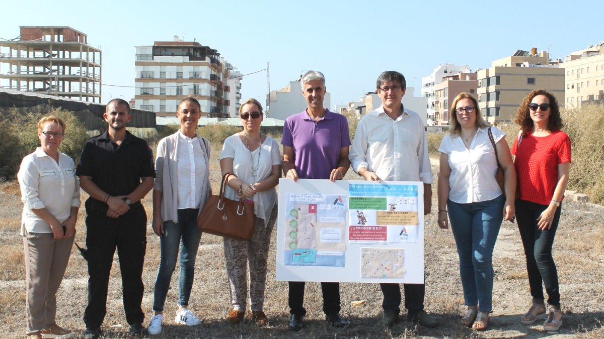 Presentación del parque canino a las asociaciones protectoras de animales de Adra.