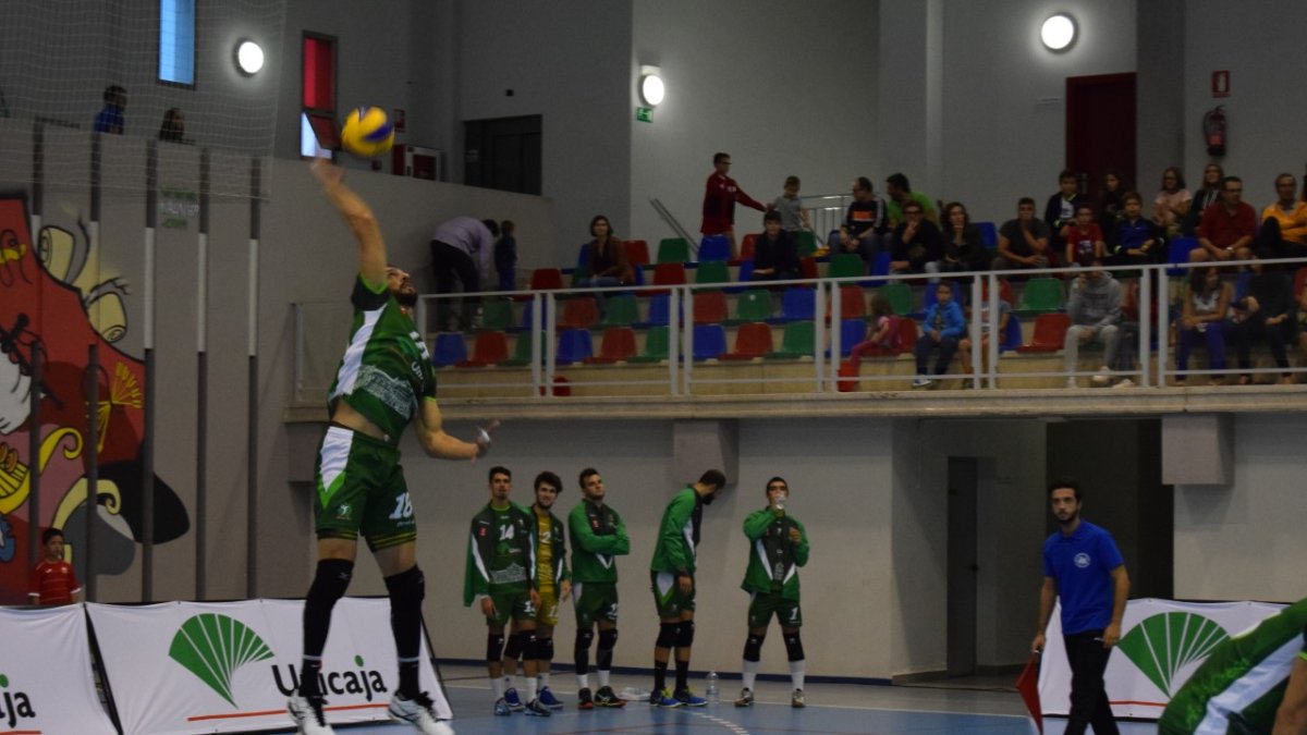 Israel Rodríguez en plena acción de saque.