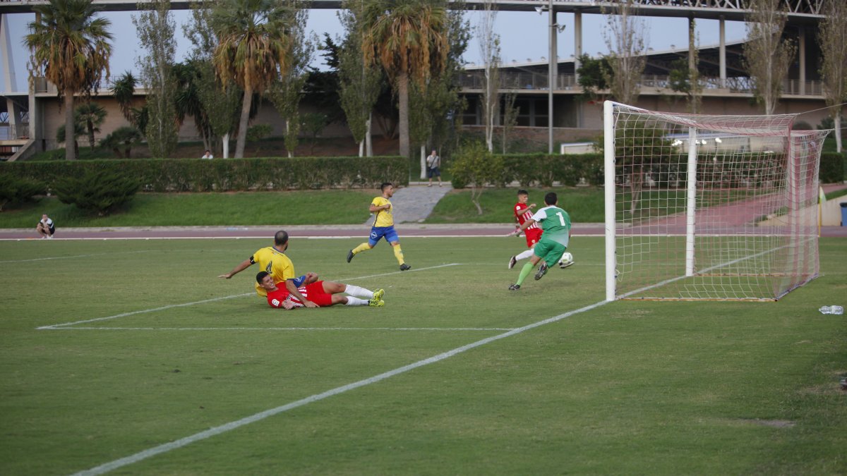 Nano en el partido ante el Huétor Tájar marcando.