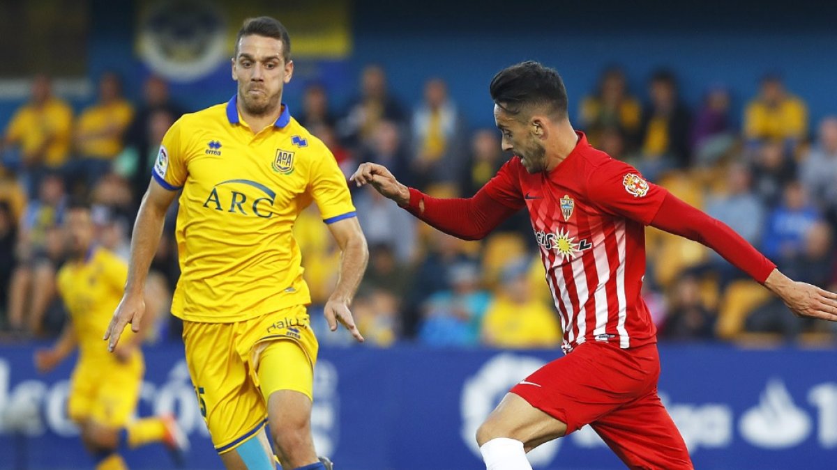 Iago Díaz en una jugada del Alcorcón-Almería.