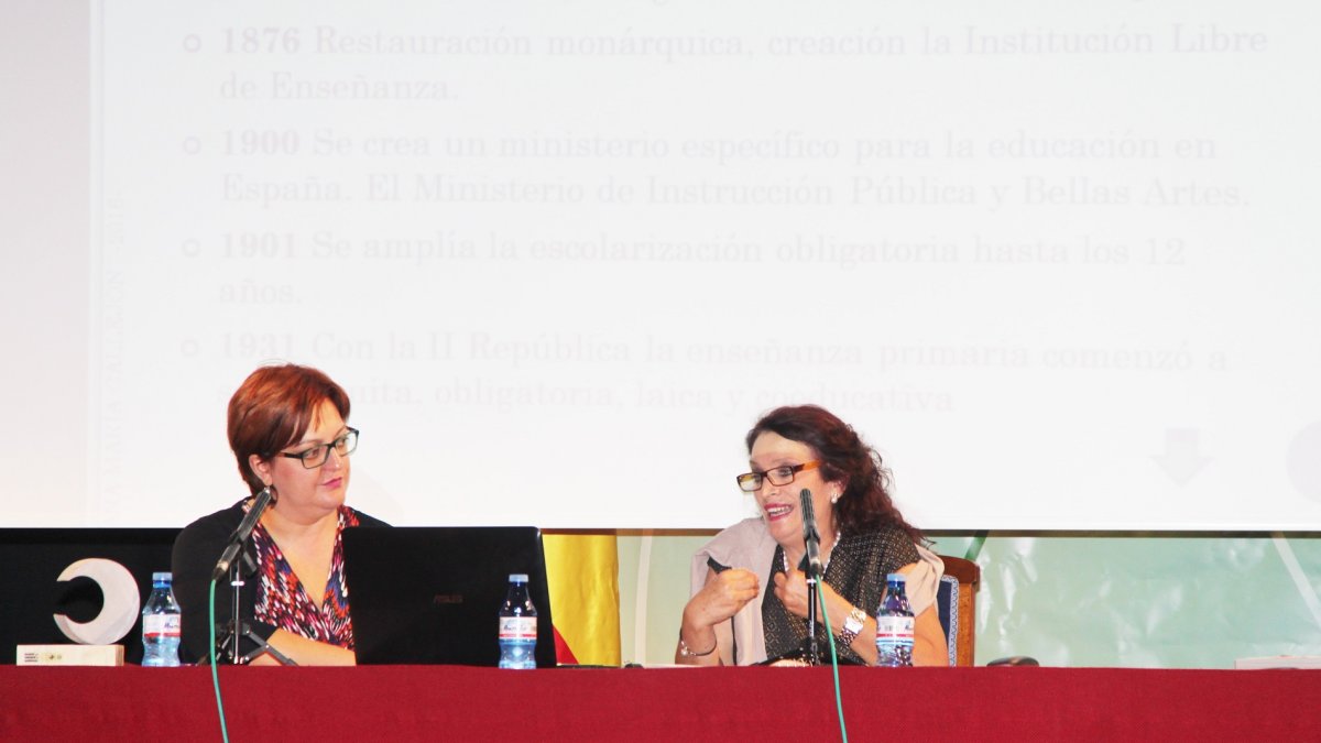Francisca Serrano, coordinadora del Instituto Andaluz de la Mujer en Almería, atiende a las explicaciones de Ana Mª Callejón.