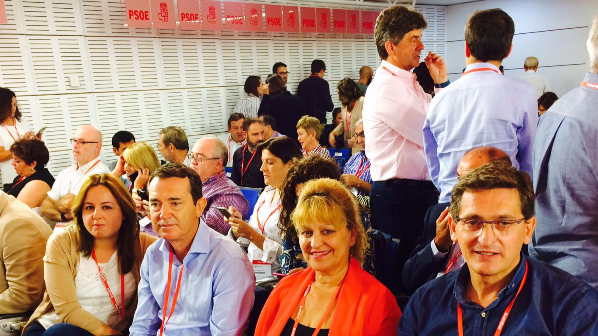 Almerienses en Madrid el día en que dimitió Sánchez.