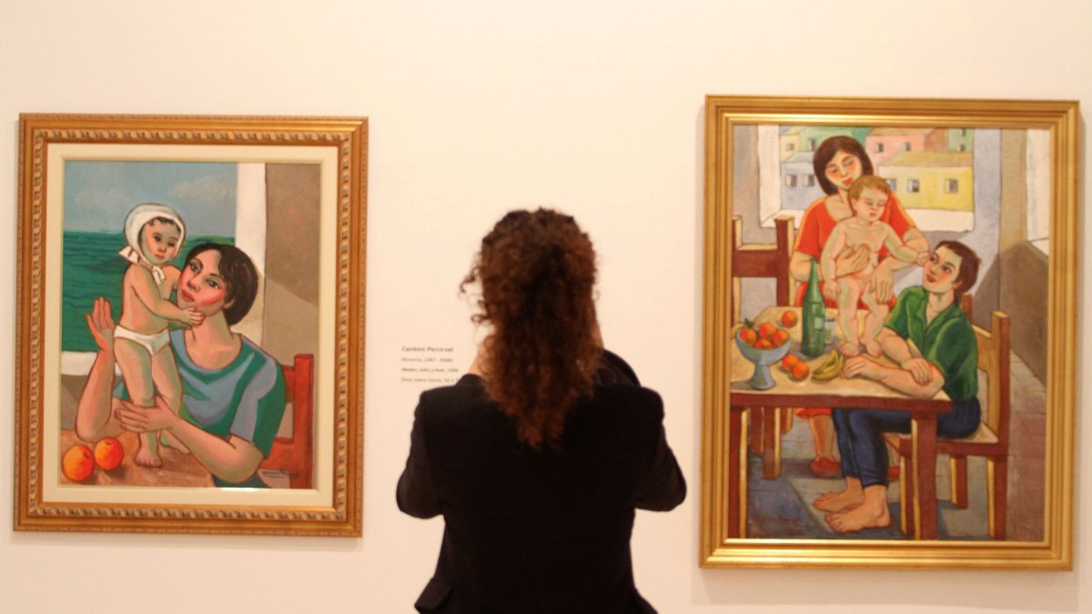 Una visitante recorre la exposición dedicada al movimiento indaliano en la Casa de la Provincia de Sevilla.