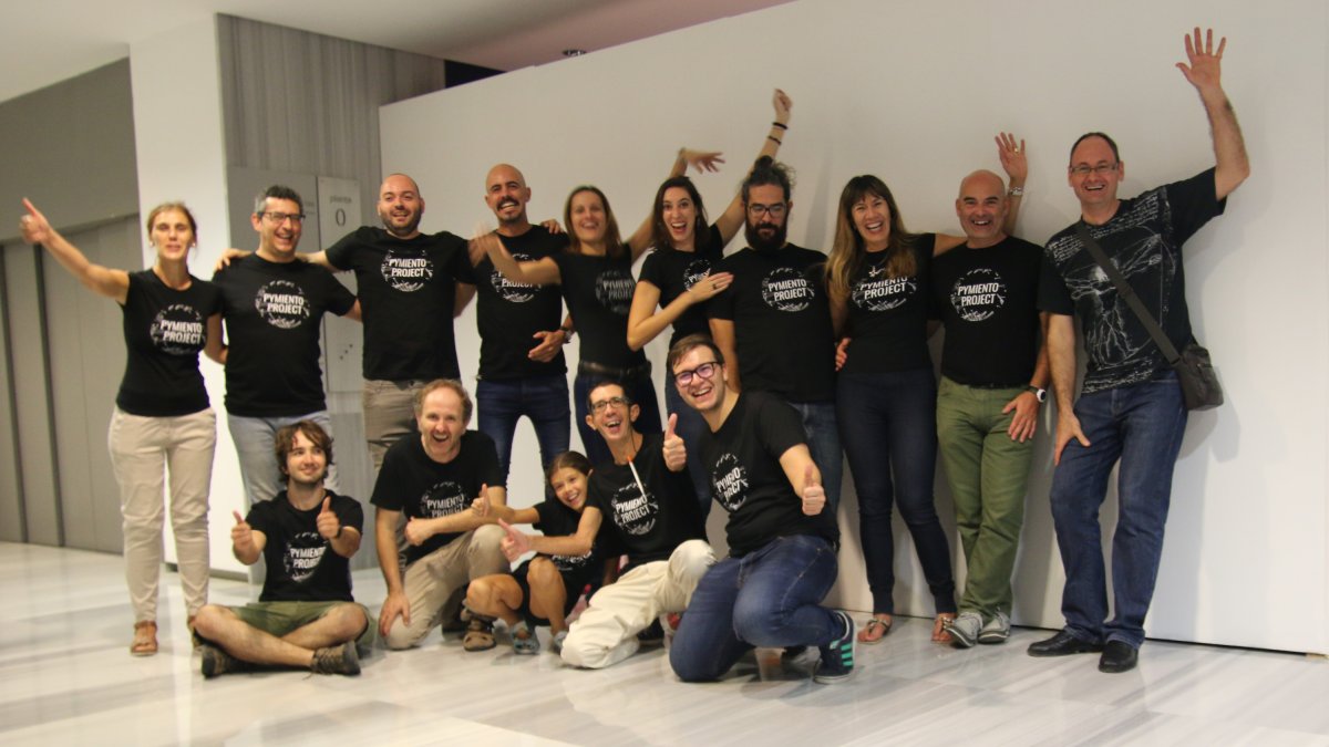 Foto de familia de varios miembros del proyecto Pymiento Project al terminar la inauguracón de la exposición.