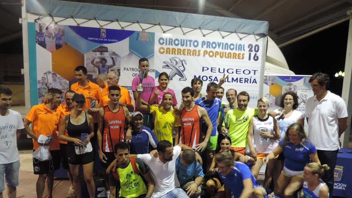 Foto de familia de los vencedores con Juanjo Salvador.