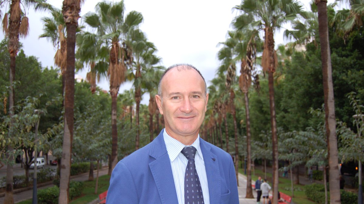 Desde muy pequeño se aficionó al ciclismo, la navegación y la escritura.