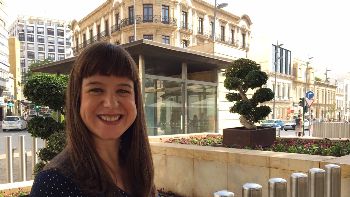 Lucía Ayala tras la entrevista, realizada en la Puerta de Purchena.