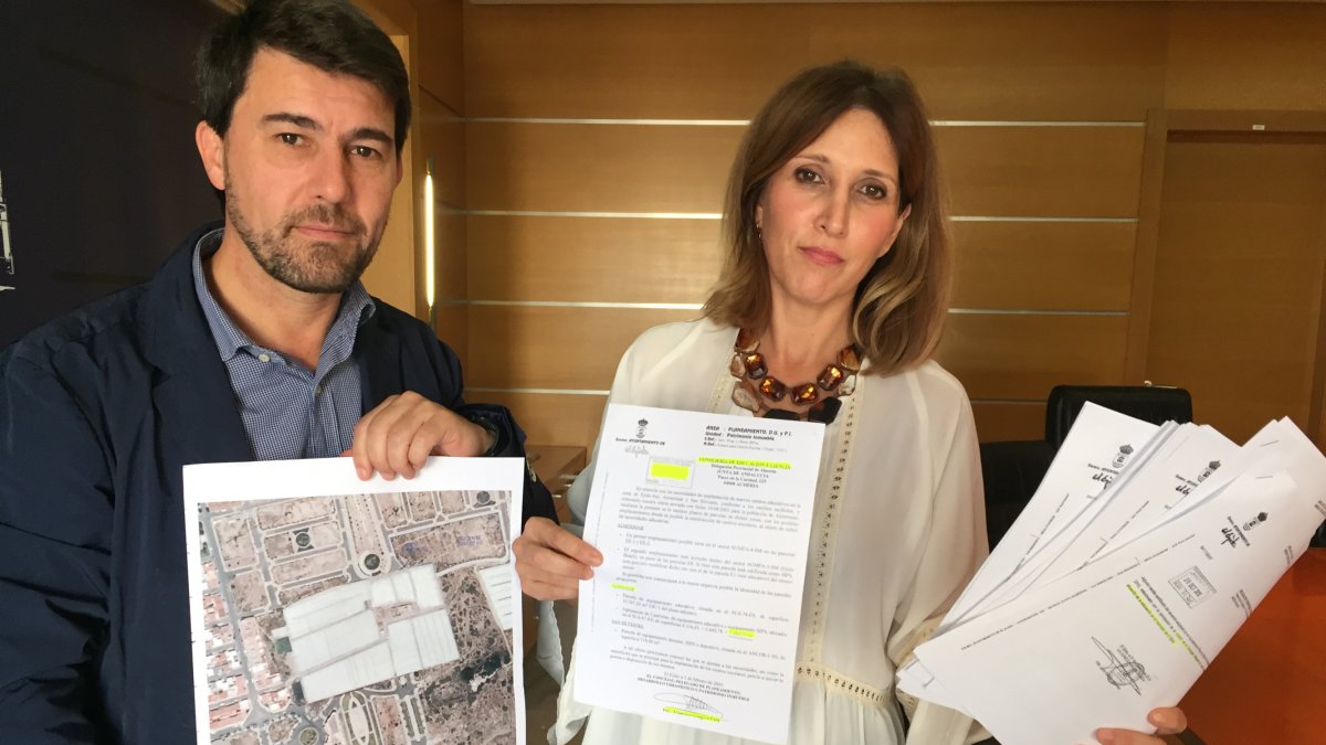 Los concejales de Urbanismo y Cultura muestran los planos con las parcelas y las cartas enviadas a la Junta de Andalucía.